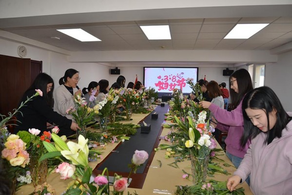 화수달팽이 토토 노동조합에서 '봄꽃·시적인 꽃 예술' 여성절 꽃꽂이 행사를 거행